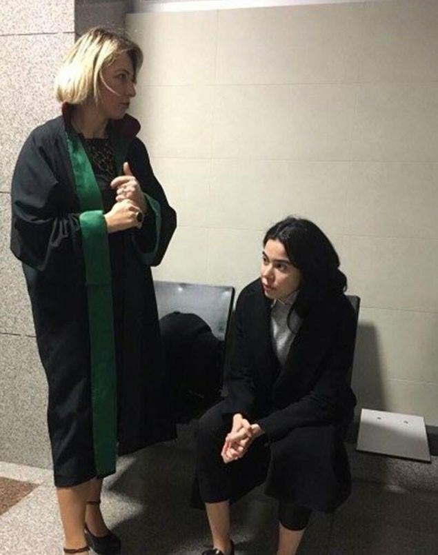 Asena Atalay wurde zum ersten Mal im Gerichtsgebäude gesehen