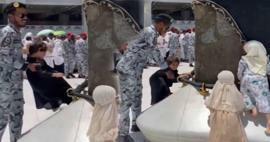 Die Wache der Masjid al-Haram kam, um zu helfen! Während die kleinen Pilgeranwärter versuchen, die Kaaba zu berühren...