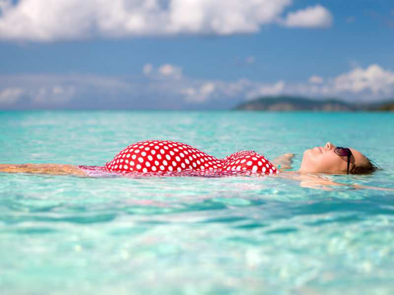 Schwimmpositionen und Vorteile während der Schwangerschaft! Ist es möglich, während der Schwangerschaft im Meer oder im Thermalbad zu schwimmen?