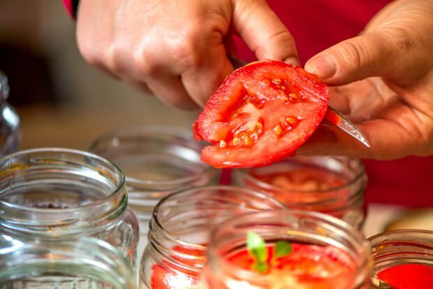 Wie man Tomaten in Dosen macht