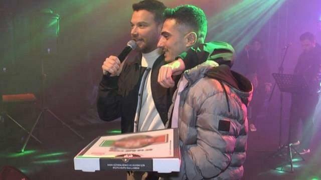 Sinan Akçıl sang Pizza für das Konzert! Er erfüllte den Traum seines Fans...