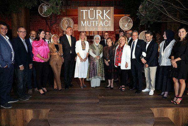 Es wurde unter der Aufsicht von Emine Erdogan veröffentlicht! Türkische Küche mit hundertjährigem Rezeptbuch in 2 Filialen ...