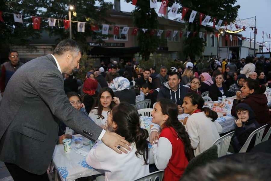 nehmen Sie mit Ihren Kindern an Massen-Iftars teil