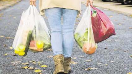 Wo sollen Plastiktüten zu Hause aufbewahrt werden? Wie lagere ich Lebensmittel und Taschen?