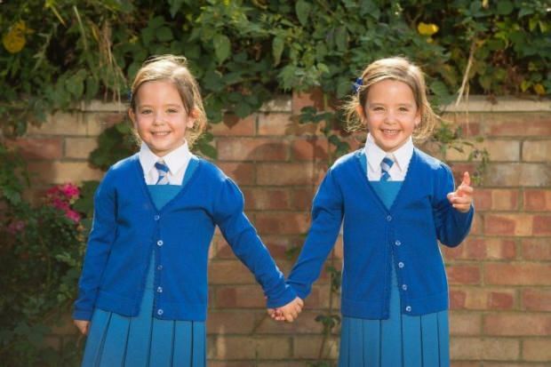 Sollten Zwillingsschwestern in derselben Klasse lernen? Ausbildung von Zwillingsbrüdern