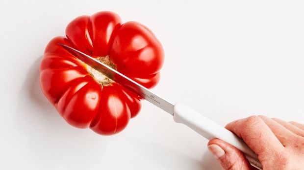Wie man die Tomatenschale mit der einfachsten Methode schält