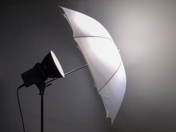 Ein Fotoschirm sorgt für weiches, schmeichelhaftes Licht für Ihre Videos.