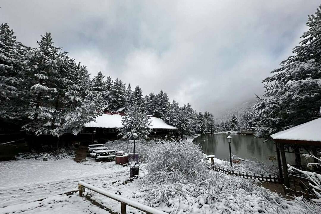 Der Naturpark Limni-See wurde weiß