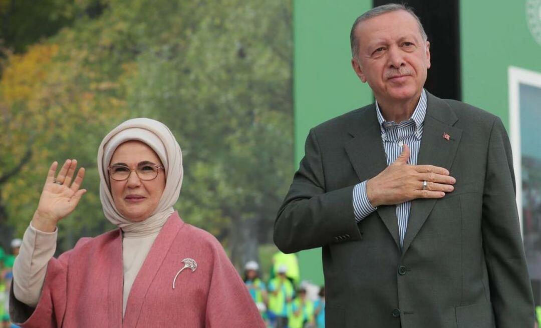 Emine Erdoğan dankte der Ayaskent İrfan Kırdar Sekundarschule in İzmir