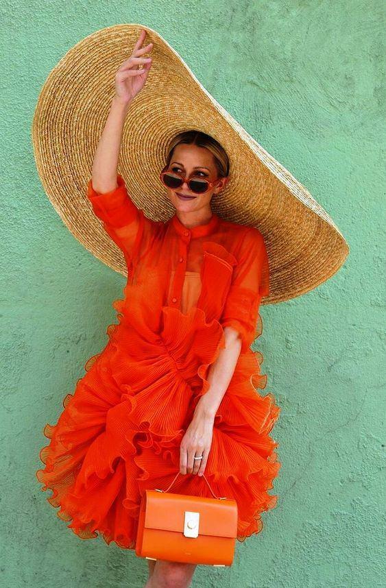 Orangefarbene Kleiderkombination