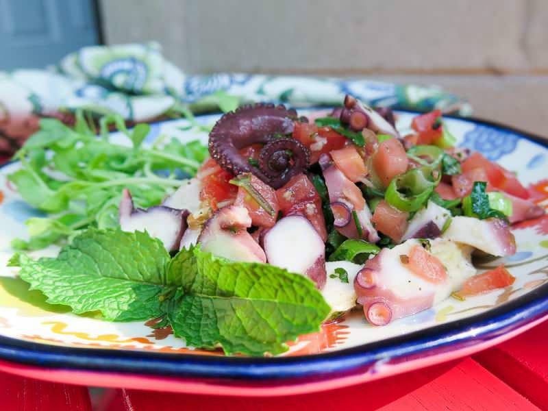 Wie macht man einen Tintenfischsalat mit zerkleinerten Oliven? Der einfachste Tintenfischsalat mit zerkleinerten Oliven ...