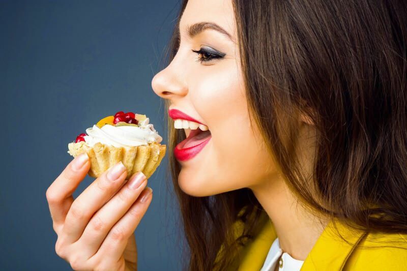 Nehmen Sie durch süßes Essen auf nüchternen Magen morgens an Gewicht zu? Was tun nach dem Dessert, wie schmelzen?