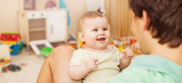 Wenn das Baby mehreren Sprachen ausgesetzt ist, kann es zu spät sprechen
