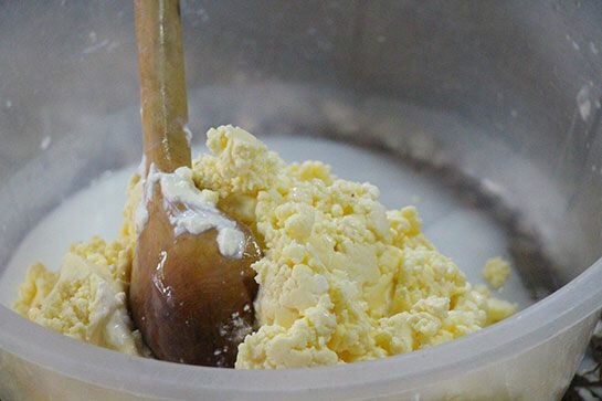 Wie man Butter aus Rohmilch macht