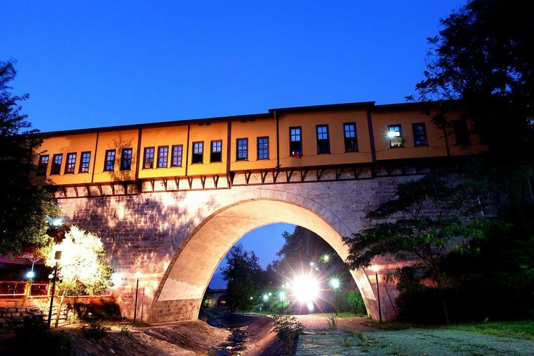 Abendansicht der Irgandı-Brücke 