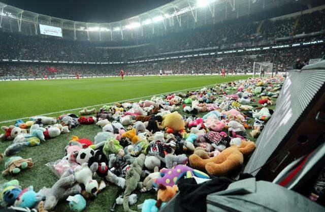 In Beşiktaş-Match geworfenes Spielzeug