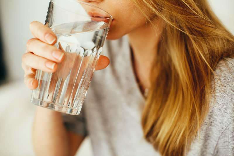 Werden Sie durch Trinkwasser abnehmen? Wann Wasser trinken? Mit Wasser abnehmen