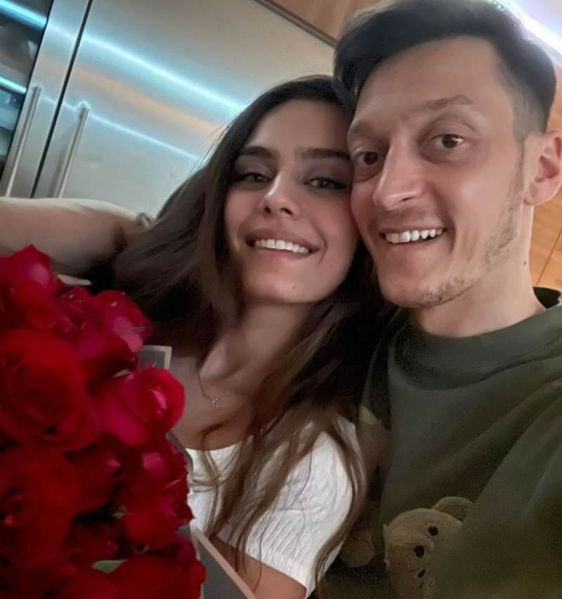 Eine romantische Nachricht von Mesut Özil an seine Frau Amine Gülşe: "Weil du immer bei mir bist ..."