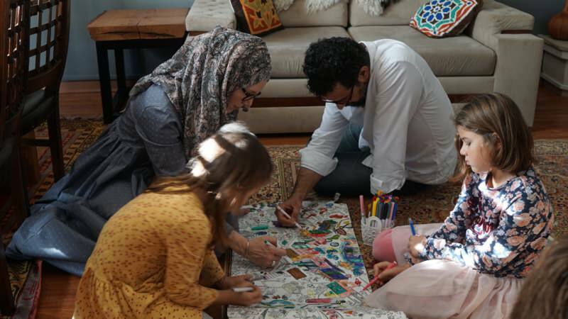 Die muslimisch-kanadische Mutter spricht mit ihren 5 Kindern in den sozialen Medien über den Islam