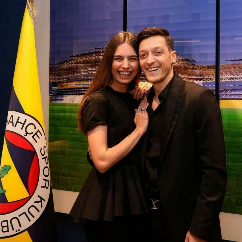 Amine Gülşe feierte den Vatertag ihres Mannes Mesut Özil