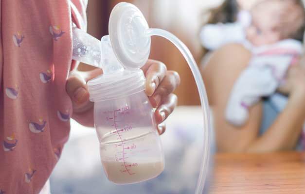 Wie wird Muttermilch gemolken und gelagert?