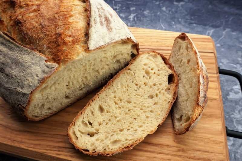 Wie macht man das einfachste Brot? Brotrezept, das lange nicht abgestanden war.. Brot in voller Größe