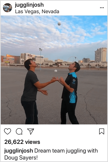 Ein Josh Horton Instagram Foto der Zusammenarbeit mit Doug Sayers. Oben auf dem Beitrag befindet sich das Foto in Las Vegas, Nevada. Zwei weiße Männer stehen sich auf einem leeren Grundstück gegenüber und schauen zu den Bällen auf, mit denen sie jonglieren.