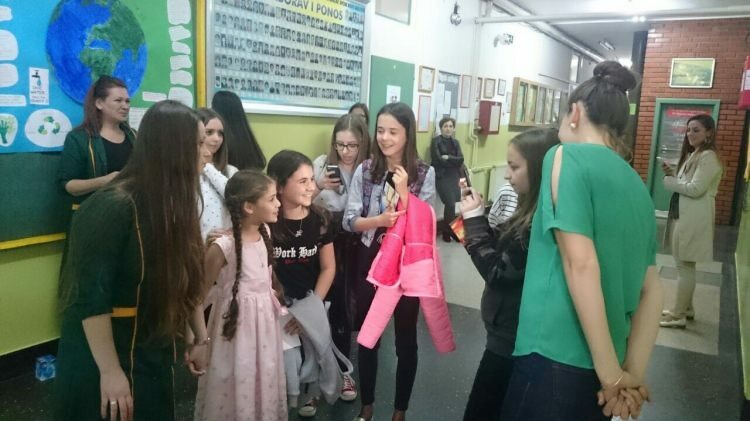 Bosnische Kinder treffen sich mit Elif