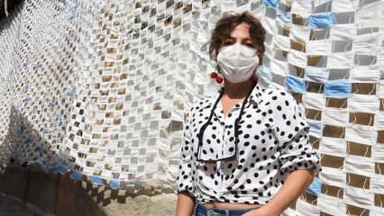 Er bedeckte eine Wand mit zweitausend 450 Masken, um auf das Coronavirus aufmerksam zu machen!