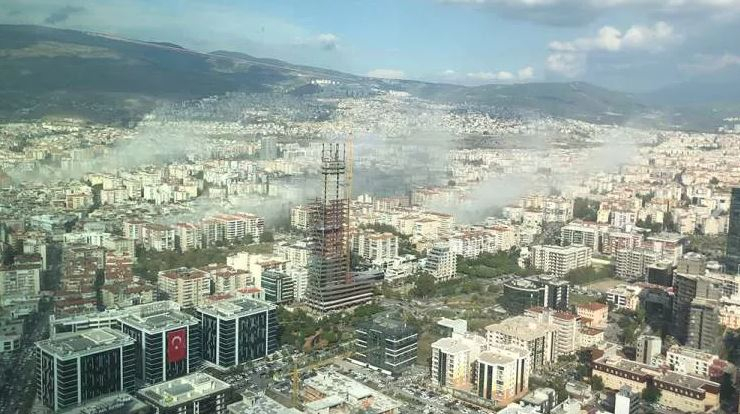 Gebäude stürzten in Izmir ein