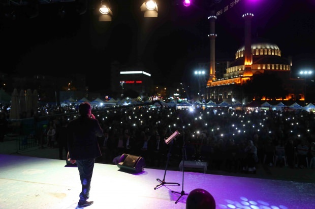 Die bosnischen Künstler Zeyd Şoto und Eşref Ziya Terzi gaben ein Konzert in Bağcılar 