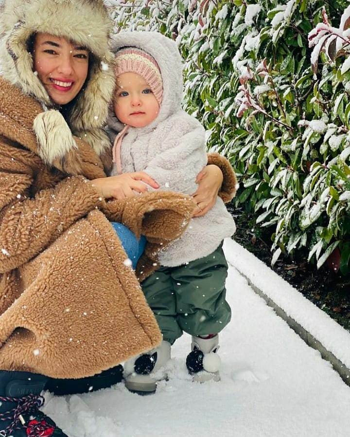 Schneepose mit ihrer Tochter Leyla von der Schauspielerin Seda Bakan!