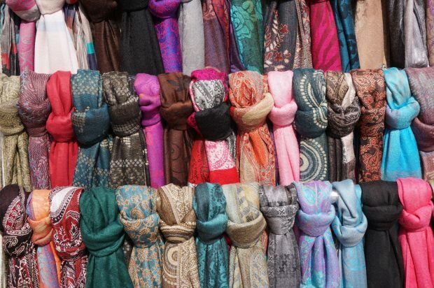 Auswahl von Schals und Tüchern nach Hautfarbe