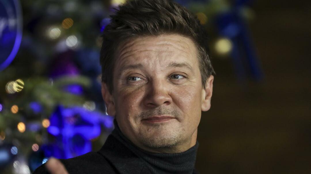 Es war unter dem Schneepflug! Das erwartete Foto von Jeremy Renner ist eingetroffen