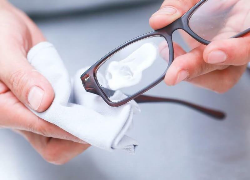 wie man kratzer auf brillen entfernt