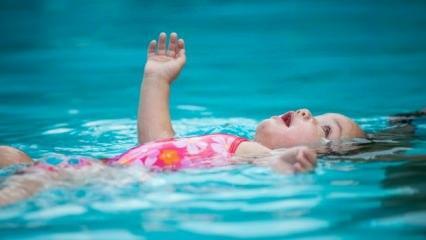 Können Babys im Pool oder Meer schwimmen?