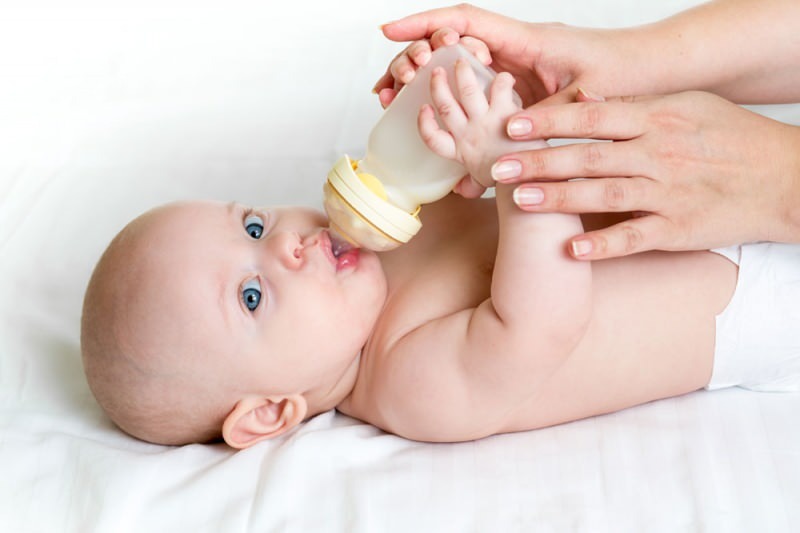 Neugeborene Flasche verwenden