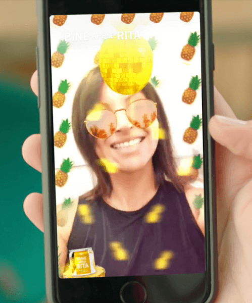 Werbetreibende können jetzt ihre eigenen AR-Werbekampagnen zusammen mit Snap-Anzeigen, Story-Anzeigen und Filtern direkt im Self-Service-Tool von Snapchat ausführen und verwalten.