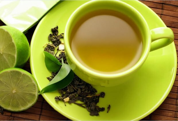 Leicht geschwächte Mischung aus grünem Tee und Mineralwasser