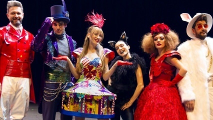 Serenay Sarıkaya ist auf der Bühne! 'Alice Musical' hat seine neue Saison begonnen