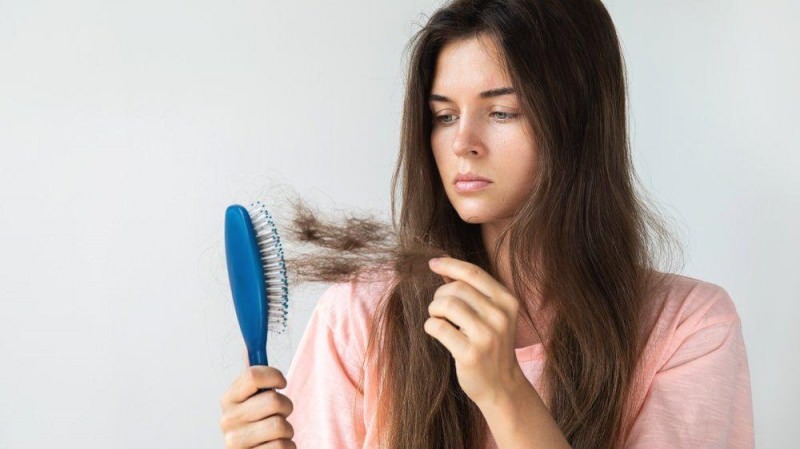 Warum fallen die Haare aus? 3 natürliche Mischungen, die den Haarausfall stoppen