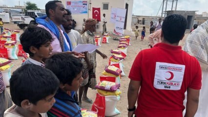 Nahrungsmittelhilfe für Einwanderer aus dem türkischen Roten Halbmond im Jemen