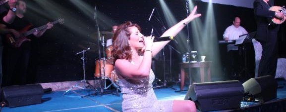 Die griechische Sängerin Anastasia Kalogeropoulou trat in TRNC auf, erklärte Verräterin