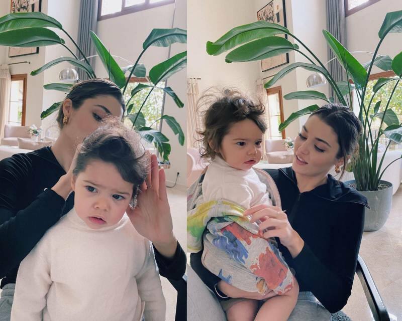 Hande Erçel posiert mit ihrer Nichte