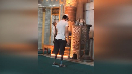 Der junge Mann betet mit seiner Beinprothese in der Hagia Sophia Moschee!