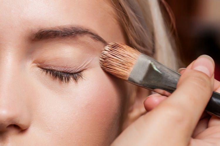 Make-up-Techniken, die die Augen groß aussehen lassen