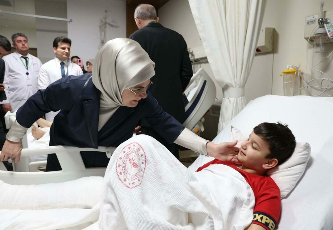 Präsident Erdoğan und seine Frau Emine Erdoğan besuchten Erdbebenopfer