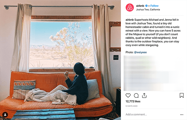 Dies ist ein Screenshot eines Instagram-Posts von Airbnb. Es erzählt die Geschichte eines Paares, das über Airbnb Menschen bei sich zu Hause aufnimmt. Auf dem Foto sitzt jemand auf einer orangefarbenen Couch unter einer beige gestrickten Decke und schaut aus dem Fenster auf eine Wüstenlandschaft. Laut Melissa Cassera sind diese Geschichten ein Beispiel für ein Unternehmen, das die Überwindung der Monster-Handlung in seinem Social-Media-Marketing nutzt.