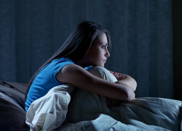 Übermäßige Müdigkeit und Stress während des Tages führen nachts zum Aufwachen und am nächsten Tag zu Schlaflosigkeit