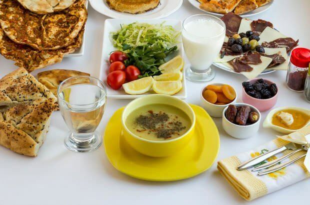 Es sollte Suppe in Iftar-Mahlzeiten geben. Suppe macht Organe ohne Wasser weich.